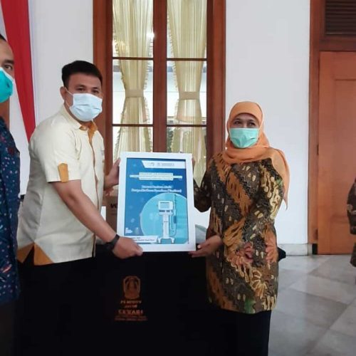 Gubernur Jawa Timur, Ibu Dra. Hj. Khofifah Indar Parawansa, M.Sos. menerima simbolis bantuan peralatan medis berupa alat bantu pernafasan (ventilator) untuk Pemprov Jawa Timur dalam hal tanggap pandemi Covid-19 pada tahun 2020 di gedung Grahadi, Surabaya, Jawa Timur.