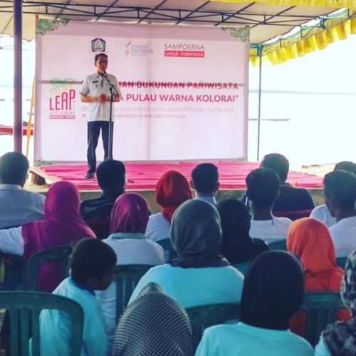 Bupati Kepulauan Morotai, Bapak Benny Laos memberikan sambutan saat meresmikan Pulau Kolorai sebagai Desa Pesona Warna Pariwisata dalam program LEAP dengan melakukan penandatanganan prasasti dan piagam penghargaan di tahun 2018, sekaligus menobatkan Kolorai sebagai "Colorized Island".